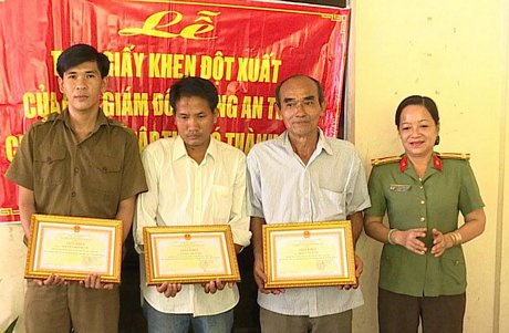 Lập thành tích trong phong trào Toàn dân bảo vệ an ninh Tổ quốc, ông Năm, anh Ngọc và công an viên xã Hòa Ninh vinh dự được nhận giấy khen của Công an tỉnh.
