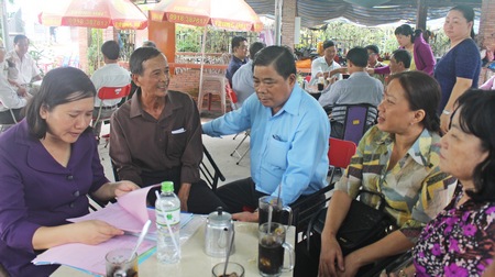Đoàn trao đổi với chủ quán cà phê Tường Vân (thứ 2, bên trái) về việc bổ sung hồ sơ cần thiết của đơn vị cung ứng. 