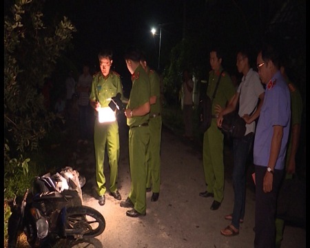 Lực lượng kỹ thuật hình sự khám nghiệm hiện trường vụ giết người ở huyện Mang Thít