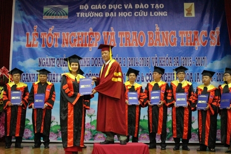 Ông Trương Văn Sáu- Phó Bí thư Thường trực Tỉnh ủy, Chủ tịch HĐND tỉnh trao bằng tốt nghiệp cho các tân thạc sĩ.