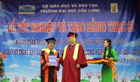 PGS.TS. Lương Minh Cừ- Hiệu trưởng Trường ĐH Cửu Long trao bằng tốt nghiệp cho các học viên.