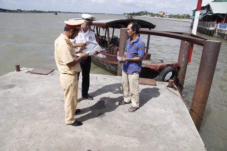 Chủ tịch UBND tỉnh yêu cầu tăng cường công tác kiểm tra an toàn giao thông tại bến khách ngang sông, bến tàu chở khách du lịch.