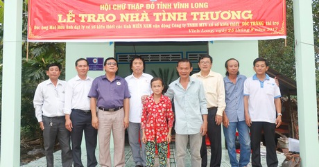 Đại diện Hội Chữ thập đỏ tỉnh cùng chính quyền địa phương và nhà tài trợ bàn giao nhà cho ông Võ Văn Bé Hai.