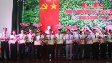 Bí thư Thị ủy Bình Minh- Nguyễn Hiếu Nghĩa trao giấy biểu dương của UBND thị xã cho các cá nhân có thành tích đóng góp trong xây dựng nông thôn mới.