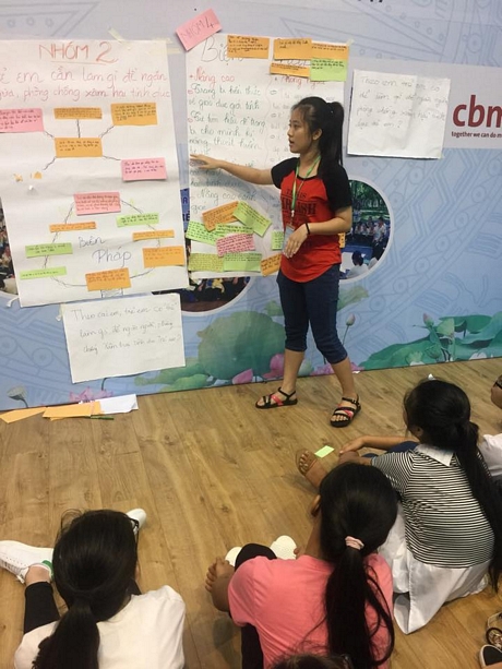 Em Nguyễn Minh Thùy (Trường THCS Hựu Thành A- Trà Ôn) tham gia thảo luận Trẻ em với vấn đề phòng, chống bạo lực, xâm hại trẻ em. 