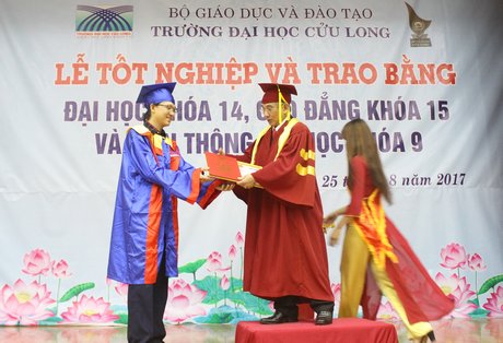 PGS.TS Lương Minh Cừ- Hiệu trưởng Trường ĐH Cửu Long trao bằng tốt nghiệp cho các tân cử nhân.