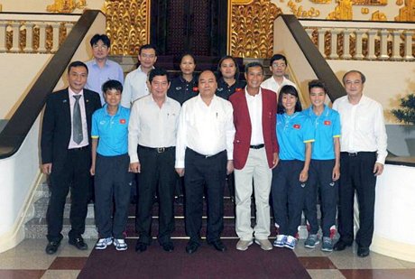 Thủ tướng Nguyễn Xuân Phúc gặp mặt và khen ngợi đội tuyển bóng đá nữ Việt Nam sau thành tích giành huy chương vàng tại SEA Games 29.