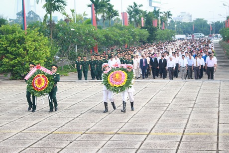 Đoàn đại biểu dân quân chính Đảng tỉnh Vĩnh Long viếng Nghĩa trang Liệt sĩ tỉnh