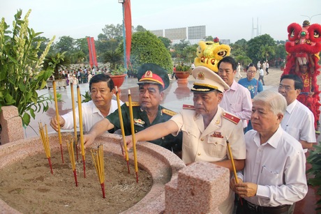Bí thư Tỉnh ủy- Trần Văn Rón và các đồng chí lãnh đạo tỉnh thắp hương trước Tượng đài anh hùng liệt sĩ.