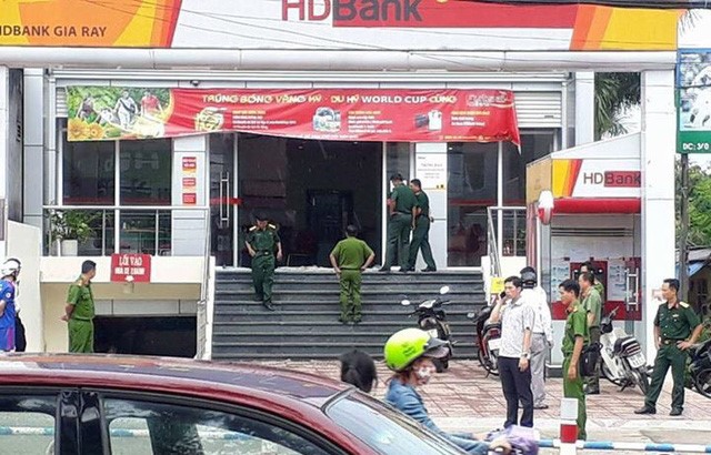 Công an có mặt tại hiện trường xảy ra vụ cướp ngân hàng tại Đồng Nai ngày 1-9 - Ảnh: FB Người Đồng Nai