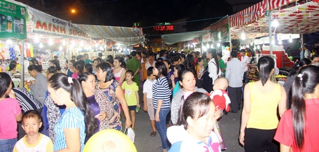 Đông đảo người dân đến tham quan hội chợ.