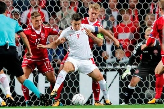 Lewandowski bất lực trước hàng thủ Đan Mạch. (Nguồn: Metro News)