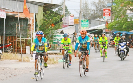 Các thành viên xe đạp diễu hành qua đoạn QL54 thuộc xã Tân Quới.