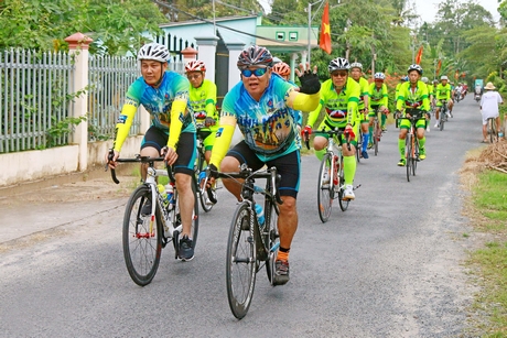 Các thành viên xe đạp diễu hành qua đoạn đường nông thôn mới thuộc xã Tân Bình.