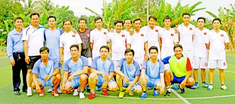 Hai đội bóng Sacombank CN Bình Tân (áo xanh) và Điện lực huyện chụp ảnh lưu niệm trước trận đấu.