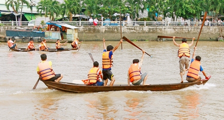 Tranh chung kết, Nhơn Phú (phía góc gần) thắng Bình Phước, đạt giải nhất. 