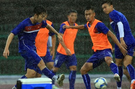 ĐT Việt Nam đội mưa tập luyện chuẩn bị đấu Campuchia