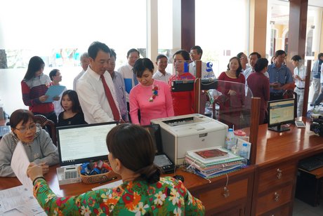 An toàn thông tin  mạng ngày càng được chú trọng (Trong ảnh: Phó Chủ tịch UBND tỉnh- Lữ Quang Ngời thăm bộ phận một cửa hiện đại tại TP Vĩnh Long)