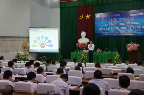 Ông Nguyễn Hữu Nguyên- Trung tâm ứng cứu khẩn cấp máy tính Việt Nam (VNCERT) phát biểu tại hội thảo “An toàn thông tin mạng trong xây dựng chính quyền điện tử”