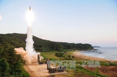 Quân đội Hàn Quốc bắn tên lửa Hyunmoo-2 trong cuộc tập trận nhằm mục tiêu vào nơi được giả định là bãi thử hạt nhân của Triều Tiên. Ảnh: EPA/TTXVN