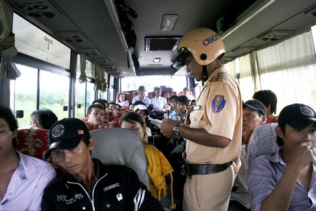 Lực lượng cảnh sát giao thông thường xuyên tăng cường tuần tra kiểm soát trong dịp lễ, Tết. Đặc biệt, chú trọng kiểm tra xe khách chở quá số người quy định, nhồi nhét khách.