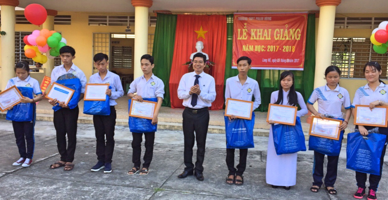 Giám đốc Sacombank chi nhánh Vĩnh Long Cao Hồng Sơn trao học bổng cho các em học sinh tại Trường THPT Phạm Hùng nhân dịp khai giảng năm học mới.