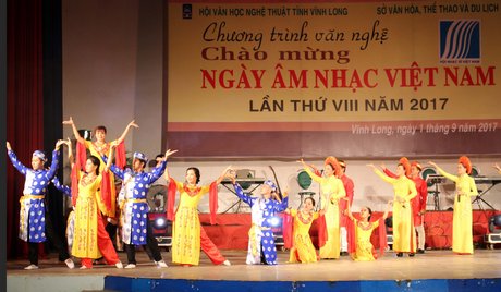 Tốp hát múa “Một dáng rồng trên đất Tây Nam”- sáng tác của Vĩnh Tuyên- tại chương trình văn nghệ chào mừng ngày Âm nhạc Việt Nam lần thứ 8.