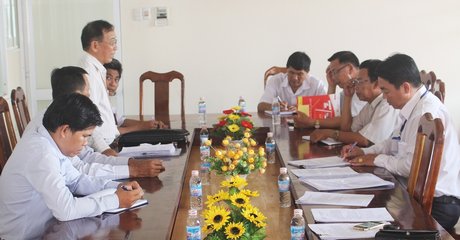 Đoàn làm việc tại UBND huyện Bình Tân. 