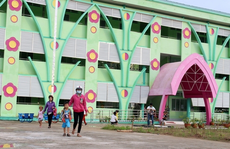 Cơ sở vật chất khang trang, trẻ em được tạo mọi điều kiện đến trường. Trong ảnh: Trường Mẫu giáo Khu công nghiệp Hòa Phú.