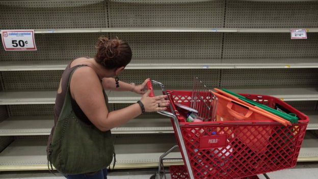 Người dân Puerto Rico vét sạch hàng nhu yếu phẩm ở siêu thị để đề phòng bão Irma - Ảnh: REUTERS