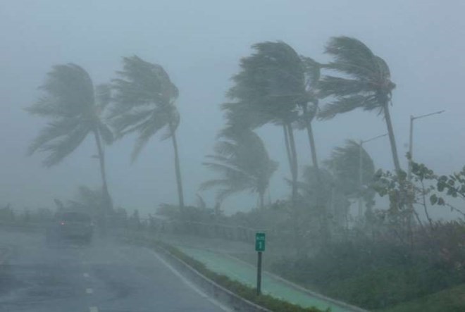 Hoàn lưu siêu bão Irma gây mưa to, gió lớn ở San Juan. (Nguồn: Reuters)