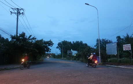 Hệ thống đèn chiếu sáng trên đường vào Bệnh viện Lao và bệnh phổi và Bệnh viện Tâm thần tỉnh chưa được thắp sáng, khiến người dân không khỏi bất an.