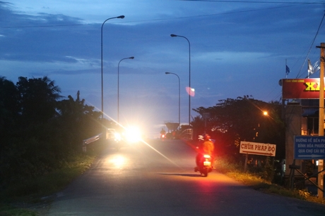 Nằm trên tuyến QL57, nhưng hệ thống chiếu sáng trên cầu Mương (thuộc địa phận xã Bình Hòa Phước) hiện không phát sáng, làm hạn chế tầm nhìn của người đi đường vào ban đêm.