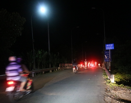 Cũng thuộc tuyến QL57, cầu Sả Cát nằm ngay đường lên xuống phà Đình Khao nhưng hiện chỉ có 1 trụ đèn dưới dốc cầu hoạt động, 4 trụ đèn trên cầu vẫn tối om.
