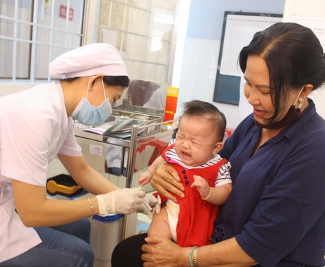 Tiêm vắc xin 5 trong 1 cho trẻ trong tiêm chủng mở rộng tại trạm y tế phường.