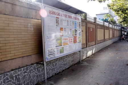 Bảng quảng cáo miễn phí trên đường Lê Lai được sử dụng hiệu quả.