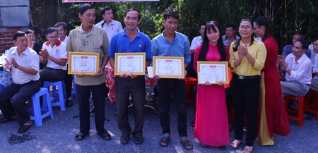 Chủ tịch UBND xã Phú Quới- Nguyễn Thị Lan Tươi trao giấy khen cho các cá nhân có nhiều đóng góp trong các công trình 