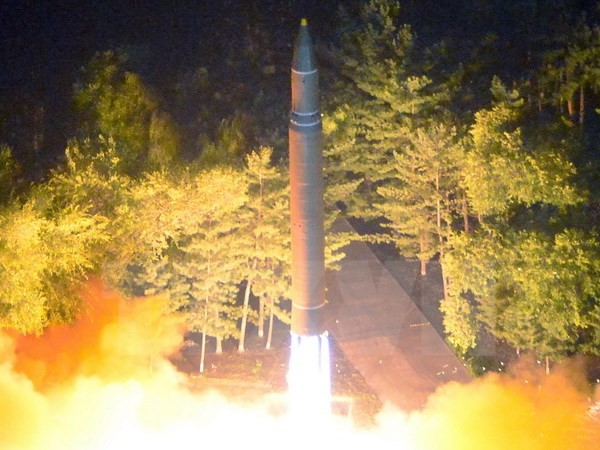 Tên lửa đạn đạo xuyên lục địa Hwasong-14 của Triều Tiên được phóng tại một địa điểm bí mật. (Nguồn: EPA/TTXVN)