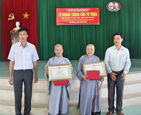 Lãnh đạo xã Tân Hưng trao giấy khen và kỷ niệm chương cho nhà tài trợ.