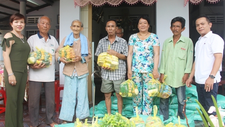 3 năm nay, gia đình anh Phạm Minh Hùng và chị Nguyễn Thị Cúc đều tổ chức phát quà tại địa phương.
