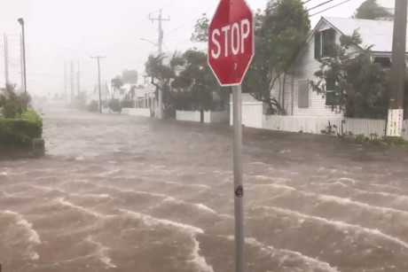 Các con phố của thành phố Key West bắt đầu ngập lụt vào lúc 7h30 giờ địa phương sáng 10/9. Khi mắt bão đi qua nơi đây 20 dặm, gió và mưa vẫn ở mức nguy hiểm. Ảnh: Twitter.