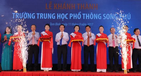 Trưởng Ban Tuyên giáo Trung ương- Võ Văn Thưởng cùng các đồng chí lãnh đạo tỉnh, nhà tài trợ cắt băng khánh thành trường THPT Song Phú.