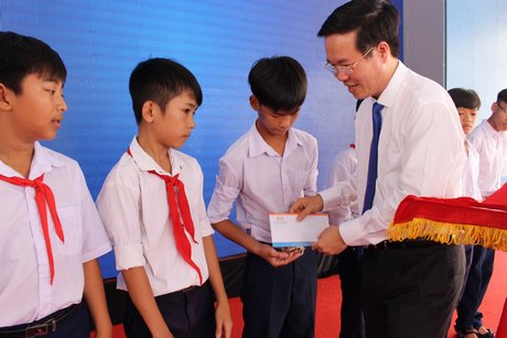 Trưởng Ban Tuyên giáo Trung ương- Võ Văn Thưởng trao học bổng cho các em học sinh nghèo, hiếu học.