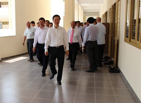 Trưởng Ban Tuyên giáo Trung ương- Võ Văn Thưởng cùng lãnh đạo tỉnh và nhà tài trợ tham quan cơ sở vật chất của trường.