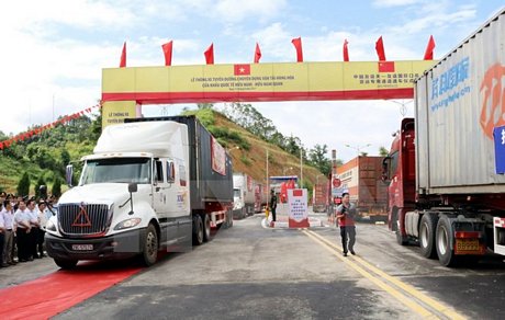 Xe vận tải xuất nhập khẩu hàng hóa lưu thông trên tuyến đường mới tại Cửa khẩu Quốc tế Hữu Nghị. (Ảnh: Thái Thuần/TTXVN)