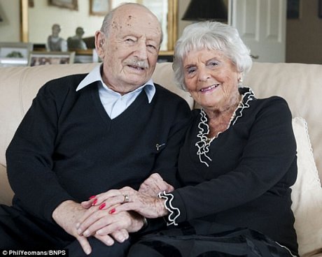 Ông Maurice và bà Helen hạnh phúc với cuộc hôn nhân lâu bền nhất nước Anh.