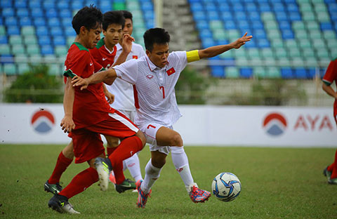 U18 Việt Nam (trắng) có nhiều cơ hội vào bán kết.