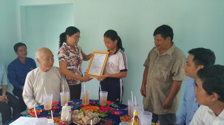 UBND xã Tân Hạnh trao quyết định bàn giao nhà “Khăn quàng đỏ” cho em Nguyễn Thị Ly Ly.