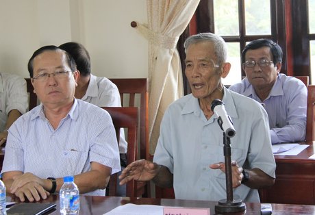 Đại biểu đóng góp thành tích của đồng chí Nguyễn Ký Ức và Dương Văn Ca.