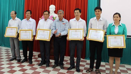  Ông Nguyễn Văn Khuyến- Phó Bí thư Đảng ủy Khối Các cơ quan tỉnh tặng giấy khen cho cá nhân tiêu biểu xuất sắc trong xây dựng mô hình “Dân vận khéo” năm 2017.
